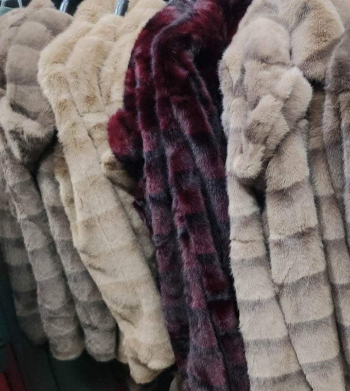 Pelliccia di media lunghezza dotata di cappuccio con tasche inclusa la cintura morbido e caldo Bordo Level Stores