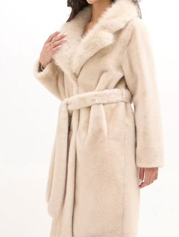 Pelliccia inclusa la cintura con tasche bottoni morbido e caldo Beige Level Stores