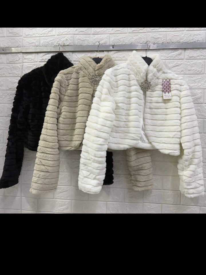 Pelliccia modello corta con bottone strass maniche lunghe morbido e caldo elegante Nero Level Stores