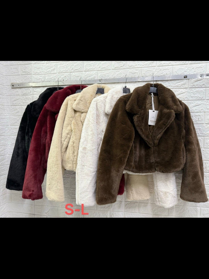 Pelliccia Modello Corto colletto a revers chiusura con ganci centrali e tasche laterali Bordo Level Stores