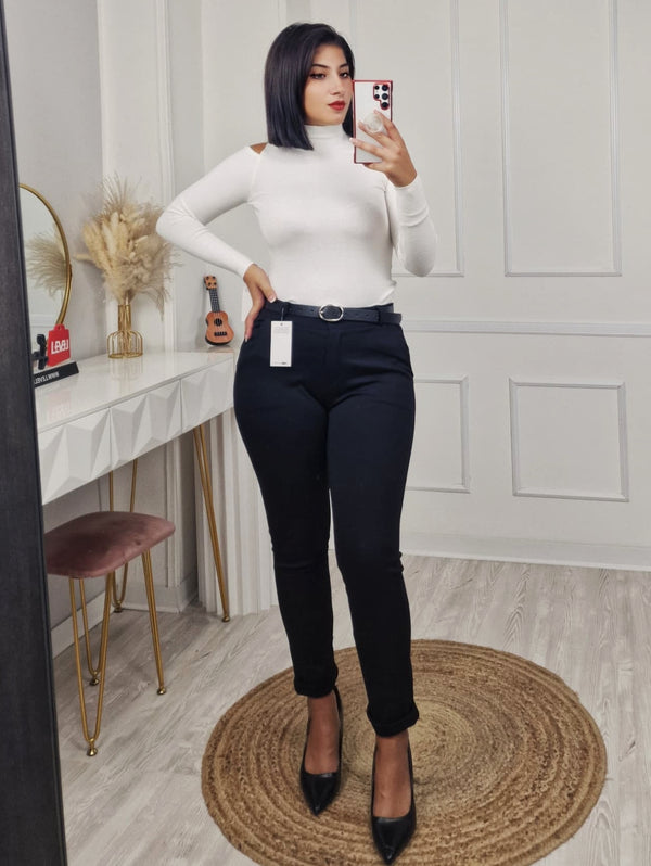 Pantalone con tasche modello skinny con cintura inclusa elasticizzato