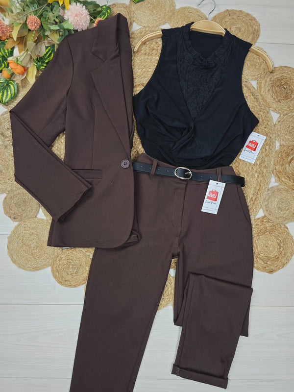 Tailleur composto da giacca con bottone e pantalone tessuto elasticizzato inclusa la cintura