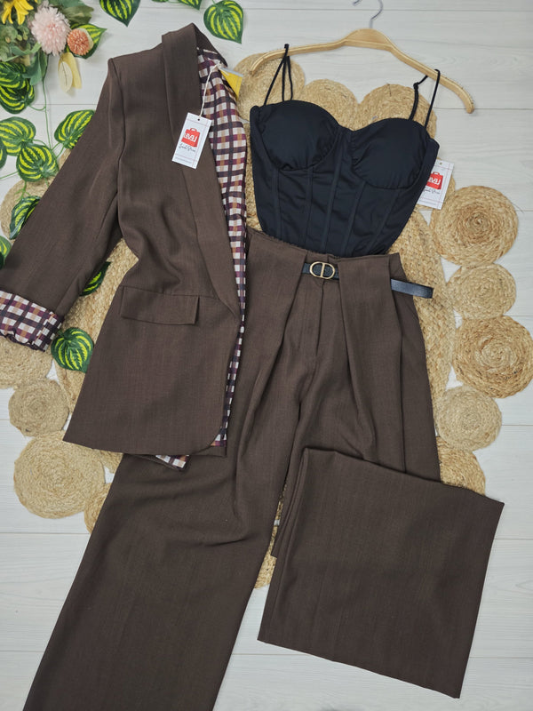 Tailleur composto da giacca con fodera e pantalone palazzo inclusa la cintura elastico sul retro