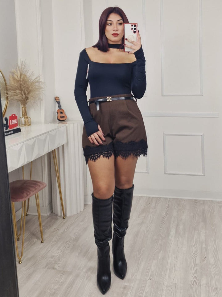 short in panno elastico sul retro in pizzo cintura elasticizzata Marrone Level Stores