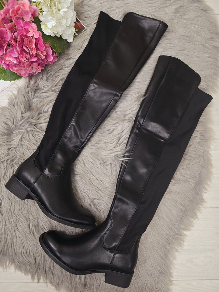 Stivale alto realizzato in ecopelle nera. Nero Level Stores