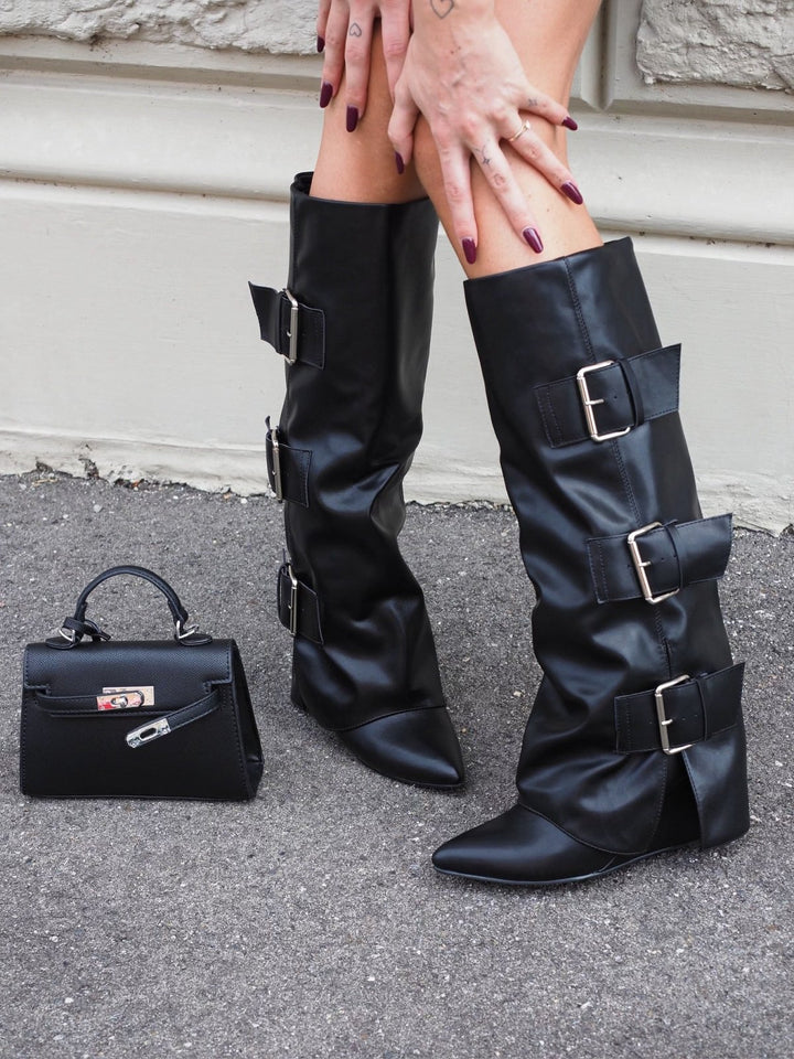 Stivale con zeppa e fibbie - Nero Nero Level Stores