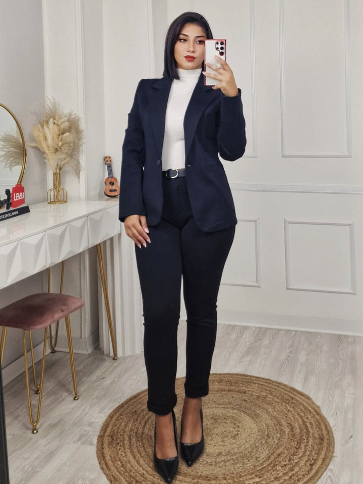 Tailleur composto da giacca con bottone e pantalone tessuto elasticizzato inclusa la cintura Nero Level Stores