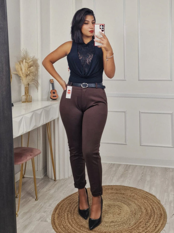 Tailleur composto da giacca con bottone e pantalone tessuto elasticizzato inclusa la cintura Nero Level Stores