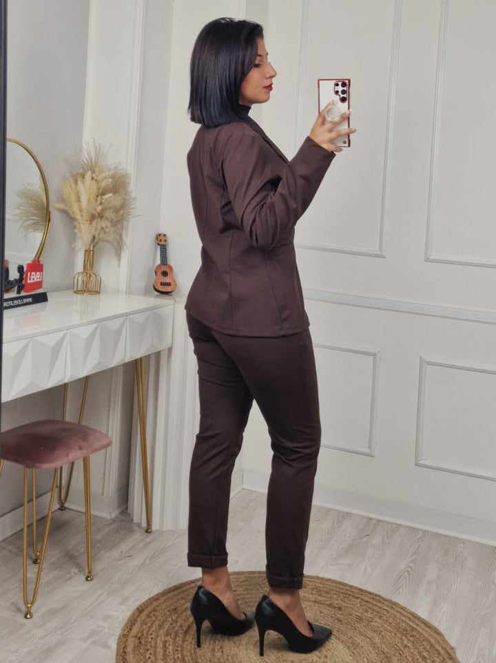 Tailleur composto da giacca con bottone e pantalone tessuto elasticizzato inclusa la cintura Bordo Level Stores