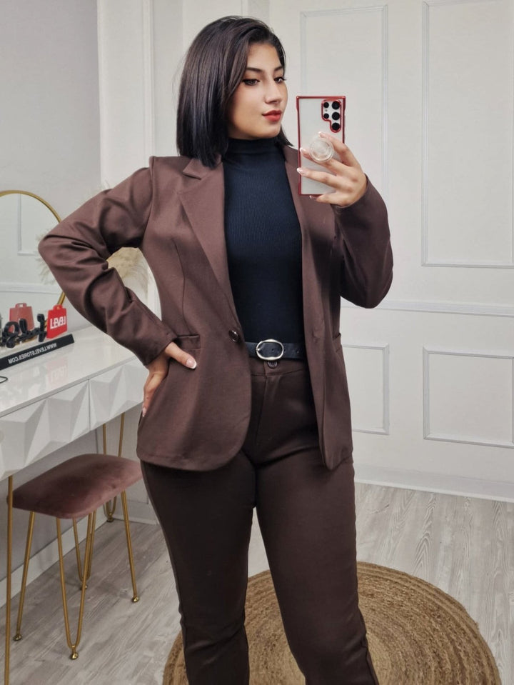 Tailleur composto da giacca con bottone e pantalone tessuto elasticizzato inclusa la cintura Nero Level Stores