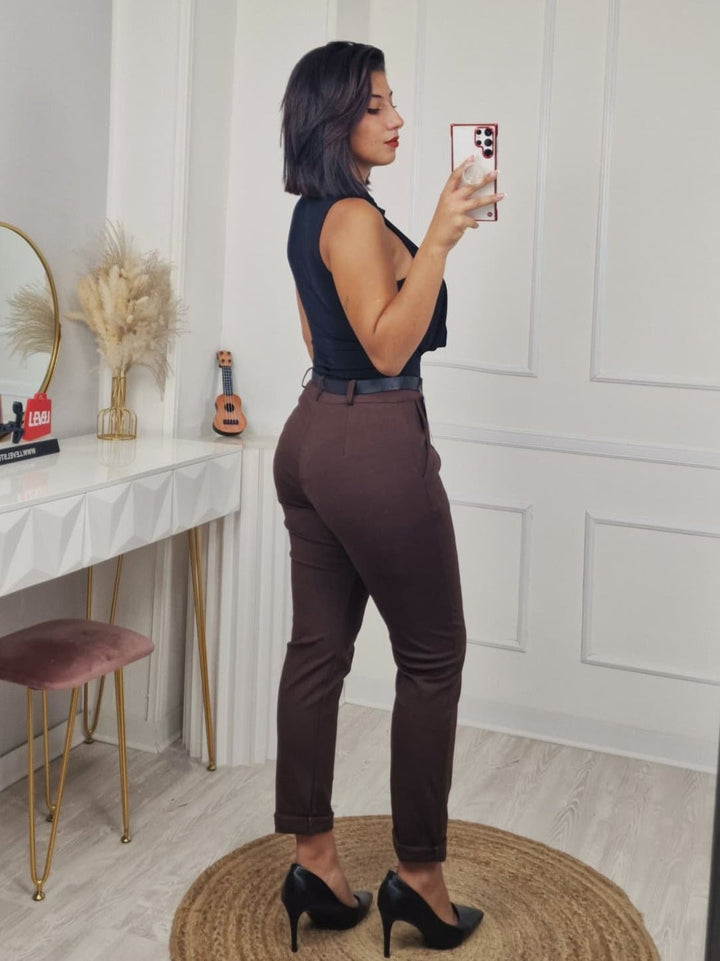 Tailleur composto da giacca con bottone e pantalone tessuto elasticizzato inclusa la cintura Bordo Level Stores