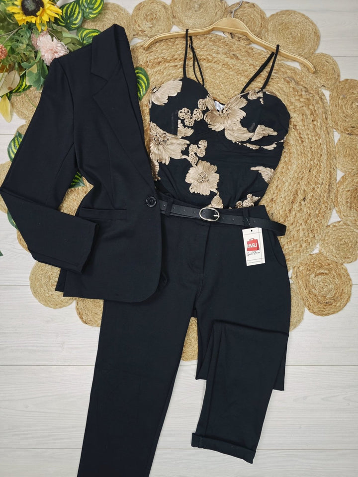 Tailleur composto da giacca con bottone e pantalone tessuto elasticizzato inclusa la cintura Bordo Level Stores