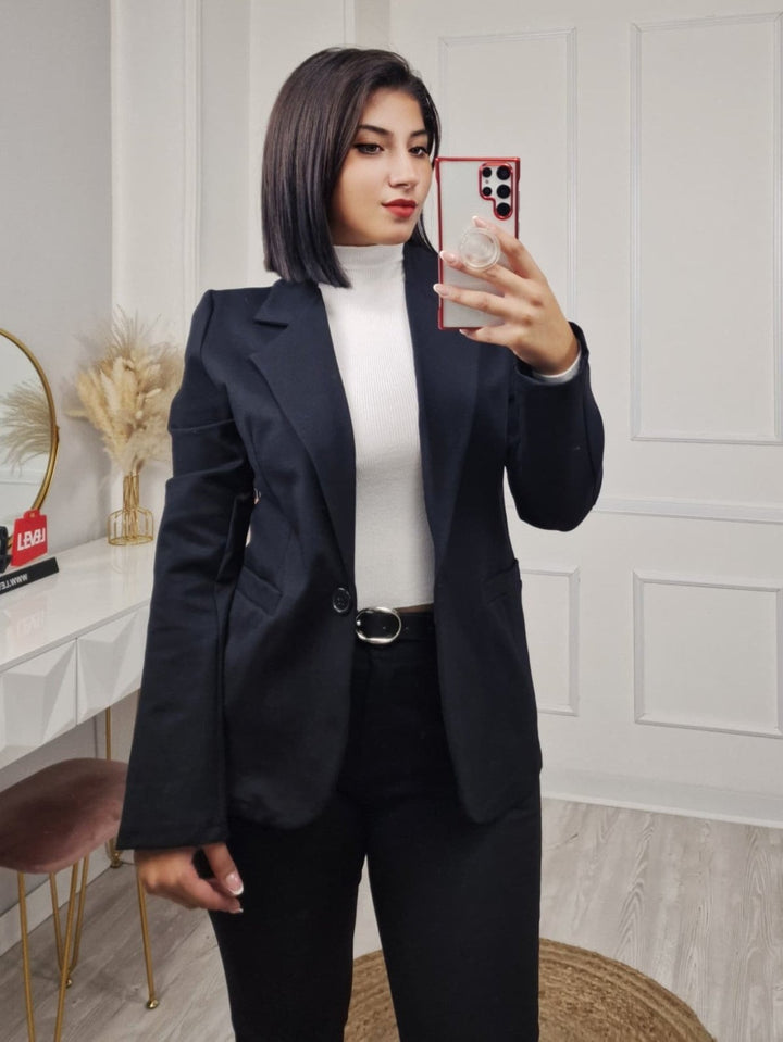 Tailleur composto da giacca con bottone e pantalone tessuto elasticizzato inclusa la cintura Nero Level Stores