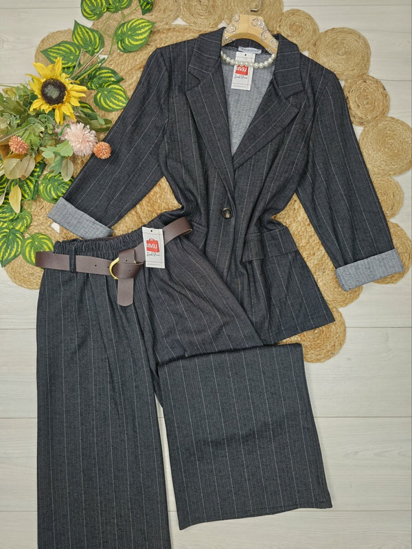 Tailleur giacca - pantalone palazzo con fantasia a righe e bottoni Grigio Level Stores