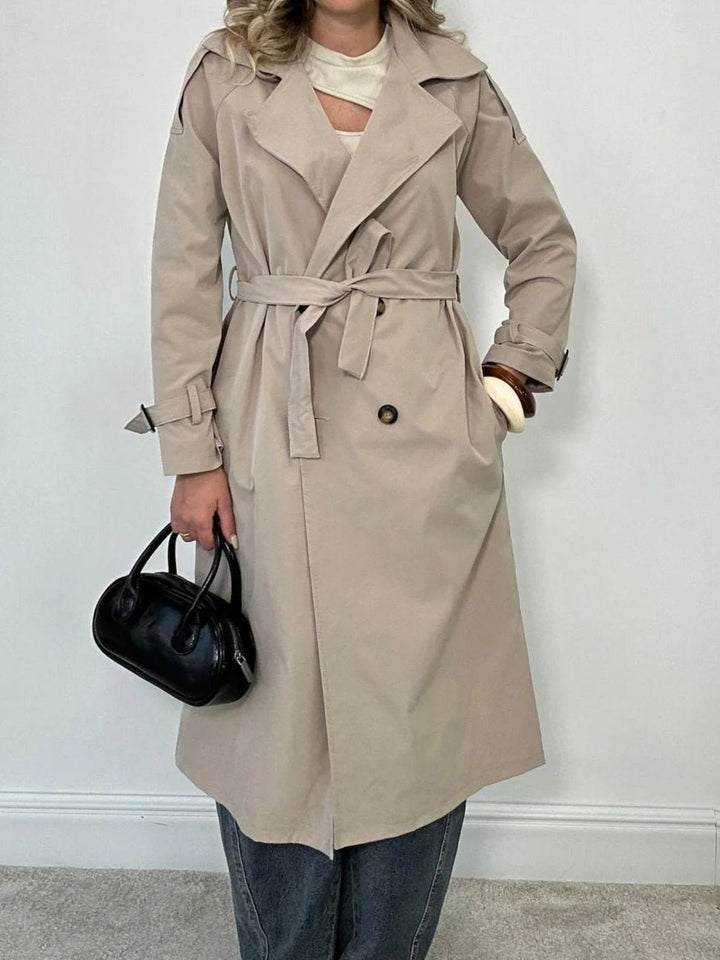 Trench lungo con rever classico, maniche lunghe con bottone e cintura inclusa Beige Level Stores