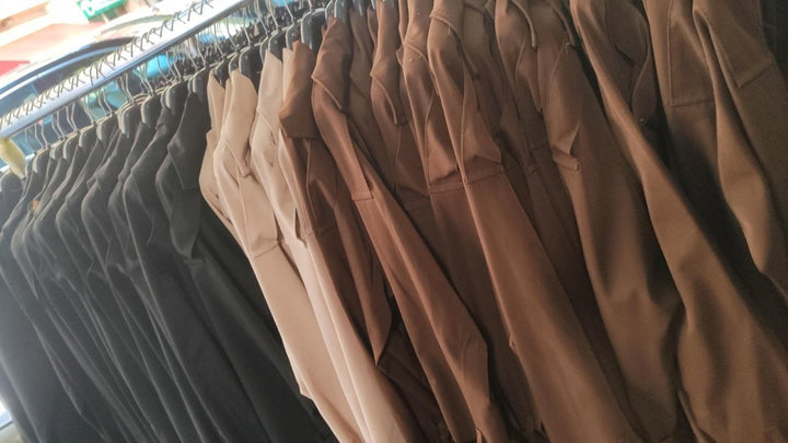 Trench lungo con rever classico, maniche lunghe con bottone e cintura inclusa Marrone Level Stores