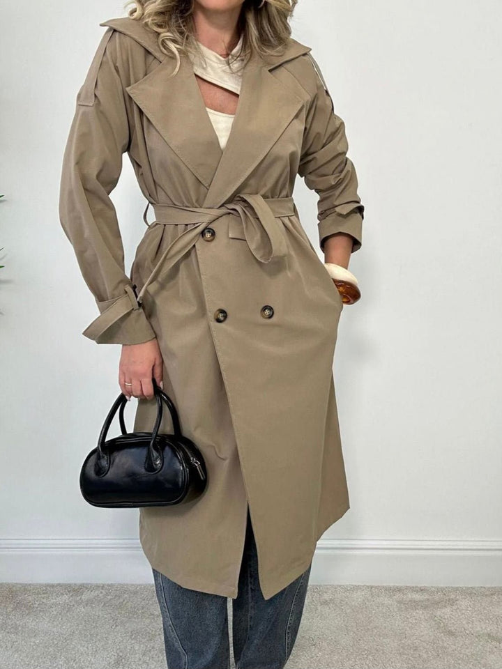 Trench lungo con rever classico, maniche lunghe con bottone e cintura inclusa Nero Level Stores