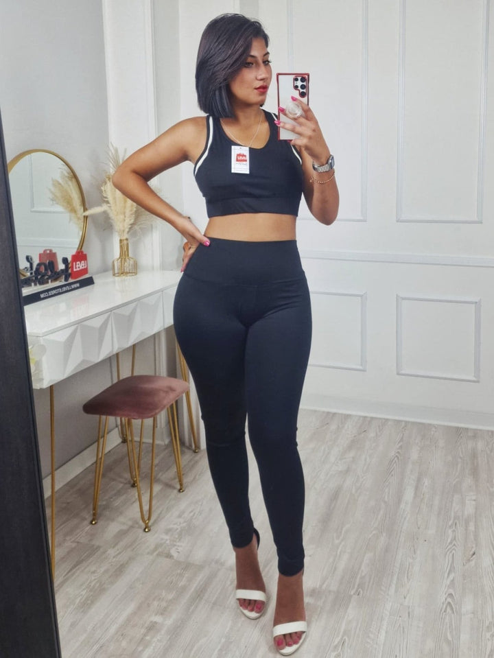 Tuta completo Top con coppe Leggings in lycra elasticizzato Nero Level Stores
