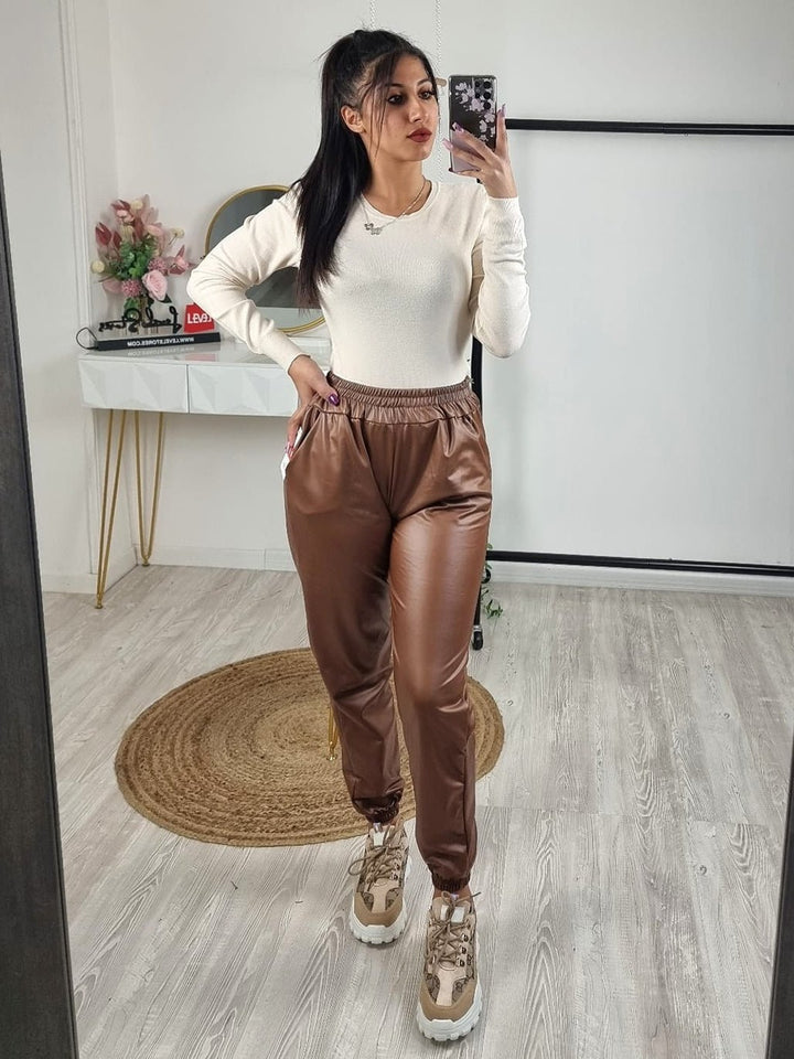 Pantalone in ecopelle con fascia elastica arricciata e tasche laterali - Marrone - Level Stores
