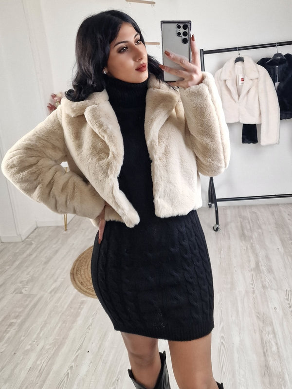 Pelliccia Modello Corto colletto a revers chiusura con ganci centrali e tasche laterali - Beige - Level Stores